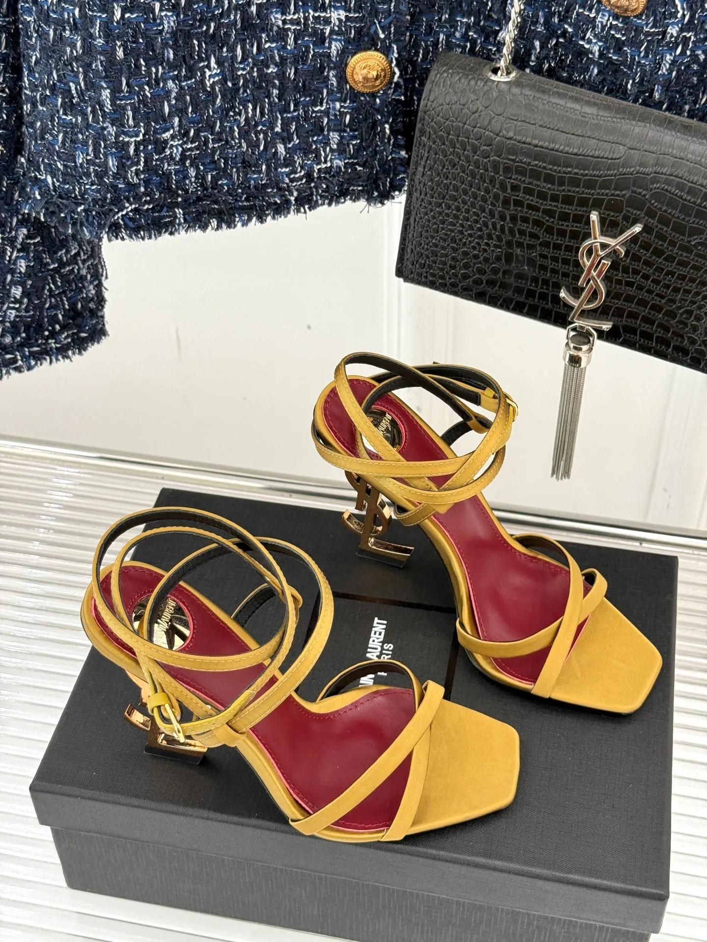 👟👟Ex-factory price 600👟👟 Saint Lauren*YSL Saint Laurent classic spring and summer letter heel cross-strap high-heeled sandals. High-heeled shoes that are suitable for both men and women. I love them. They are indeed the brand that understands women best. They are sold out as soon as they are new‼ ️ Especially the side lines are designed to be smooth, natural and slimming, making the whole pair of shoes layered and feminine. No matter what your usual style is, you must try it! The upper is made of imported cow patent leather, the lining is mixed sheepskin, and the Italian genuine leather outsole Heel height: 10.5cm Size: 35-39 (34/40/41 customized)